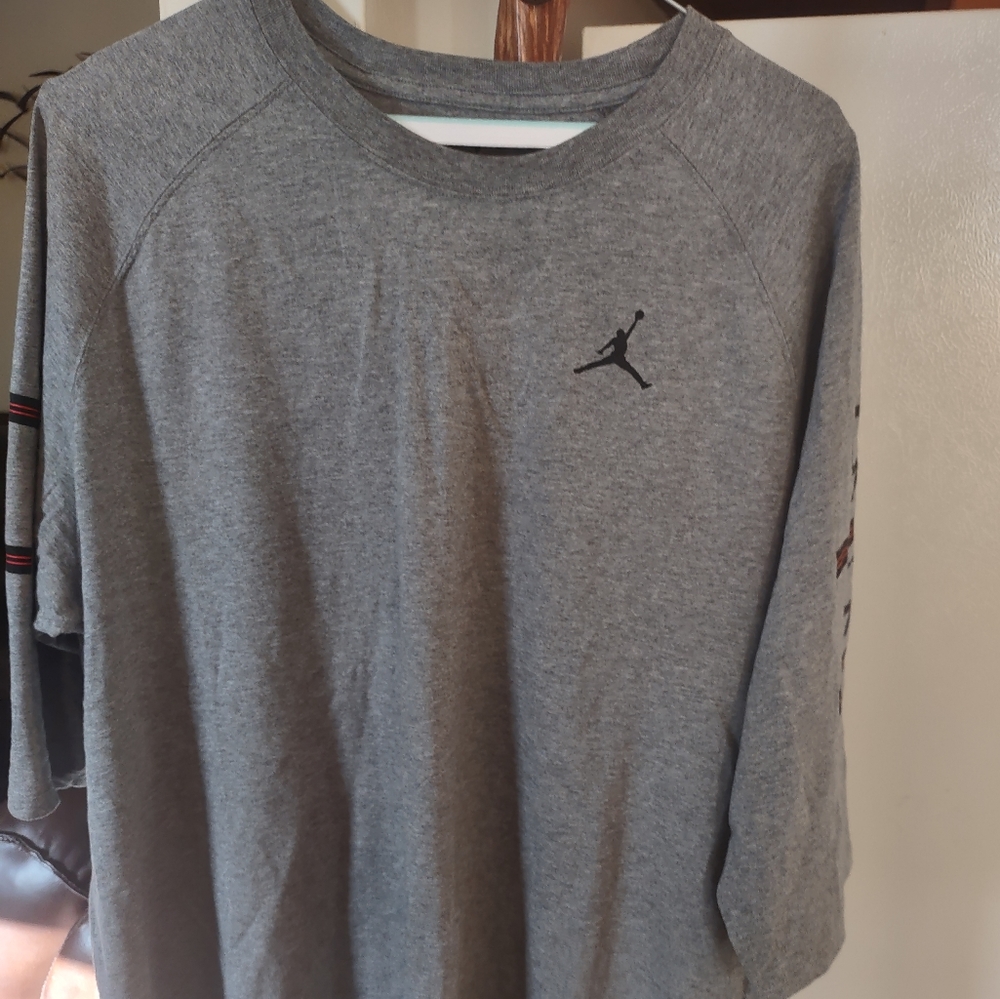 JORDAN QUARTER SLEEVE SHIRT,  VERY NICE,,. NO FLAWS,, CHAMPIONSHIP WINS ON  slv